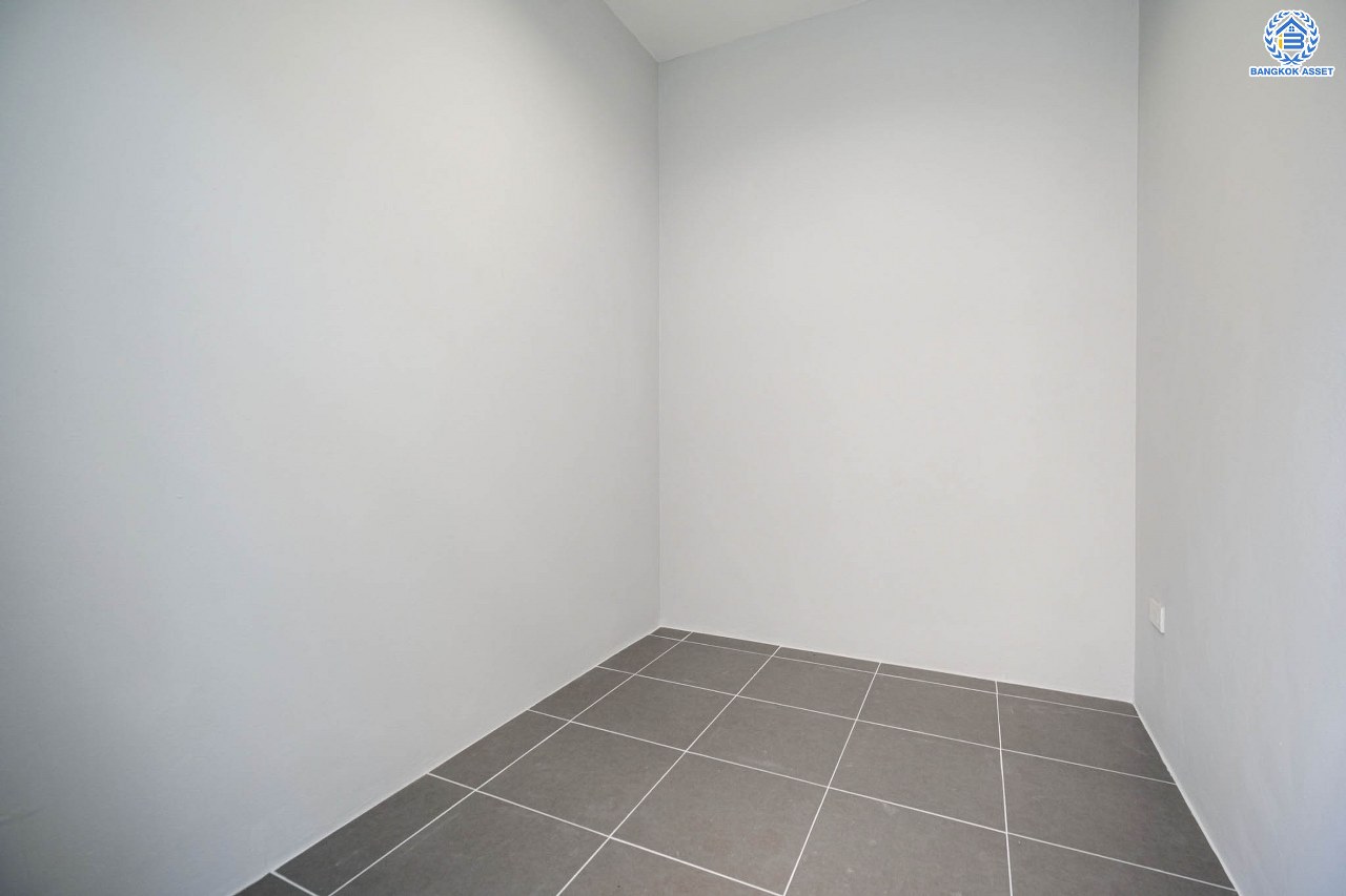 บ้านมือสองตกแต่งใหม่ โครงการ ลัดดารมย์ เพชรเกษม69 ตกแต่งหรูหราดีไซน์สุด Classic วิวสวนสาธารณะ ใกล้ส่วนกลาง บนเนื้อที่ 173.5 ตร.ว. ฟังก์ชันจัดเต็ม 4 ห้องนอน 4 ห้องน้ำ 1 ห้องอเนกประสงค์ 1 ห้องแม่บ้าน จอดรถได้ถึง 2 คัน บนทำเลศักยภาพ เชื่อมต่อหลายเส้นทาง ใกล้เดอะมอลล์บางแค จุดขึ้นทางด่วน "กาญจนาภิเษก" และรถไฟฟ้าสายสีน้ำเงิน "สถานีหลักสอง"